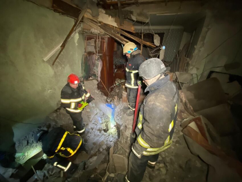В Кам’янському дістали з-під завалів будинку тіло 60-річного загиблого чоловіка внаслідок нічної атаки