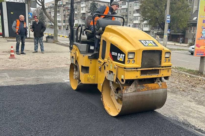 В Кам'янському завершують роботи з оновлення тротуарів, наступного року планують продовжити - ФОТО