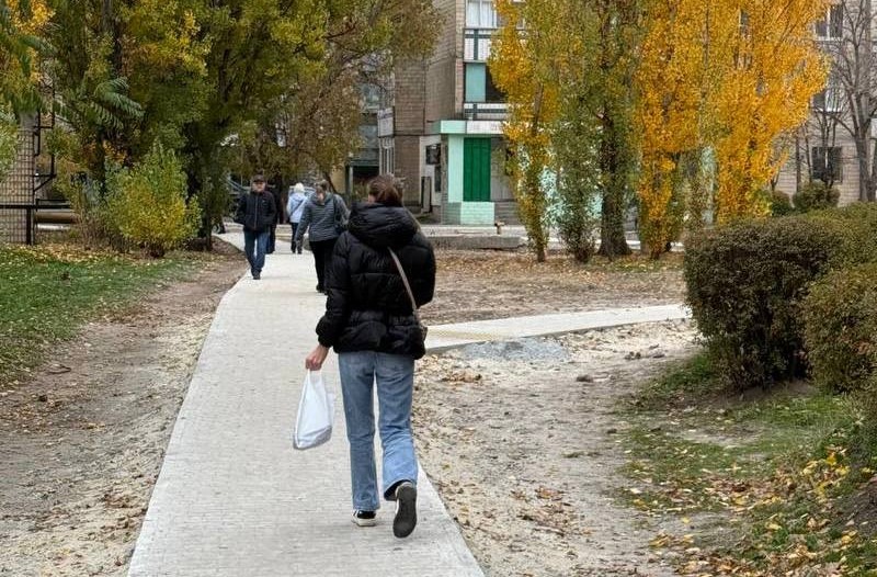 В Кам'янському завершують роботи з оновлення тротуарів, наступного року планують продовжити - ФОТО
