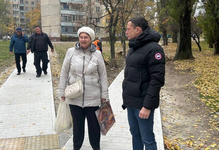 В Кам'янському завершують роботи з оновлення тротуарів, наступного року планують продовжити - ФОТО