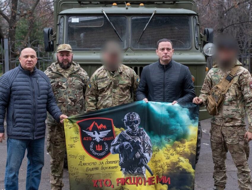 Кам’янське передало нашим землякам на фронт вантажівку