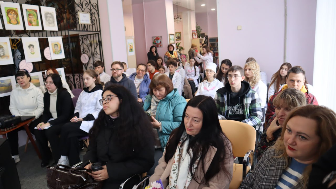 Гумор, сатира та сльози: свою книгу «Непідробна сила» презентував у Кам'янському бойовий медик Артем Нестеренко - ФОТО