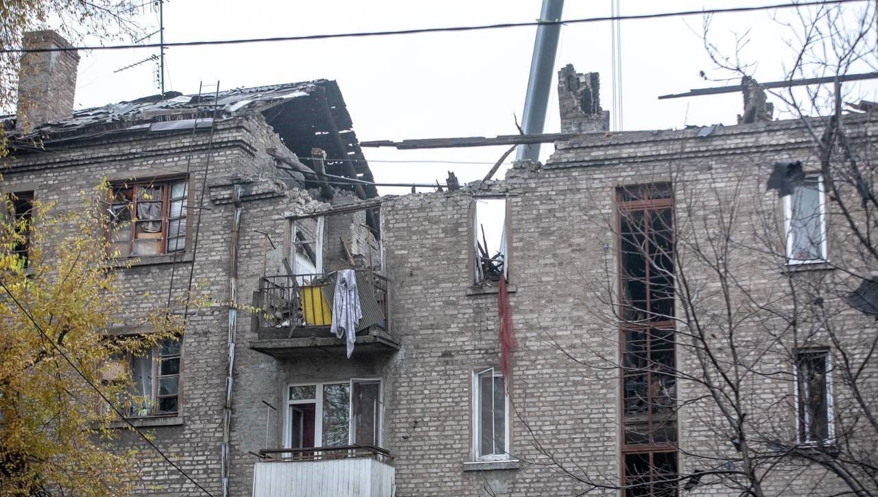 До вечора планується закрити всі пошкоджені ділянки: в Кам'янському ліквідовують наслідки ворожої атаки - ФОТО