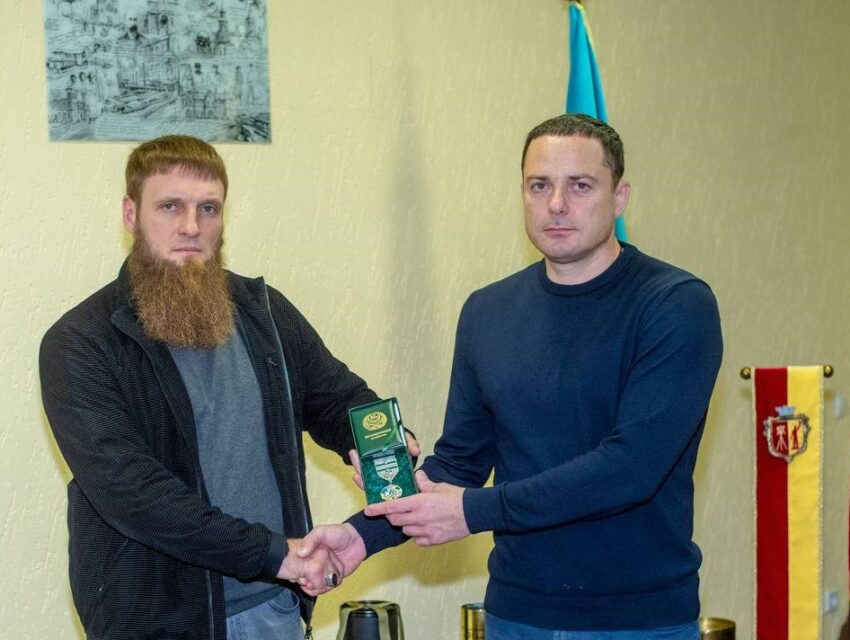 Мер Кам’янського отримав відзнаку від батальйону імені Шейха Мансура