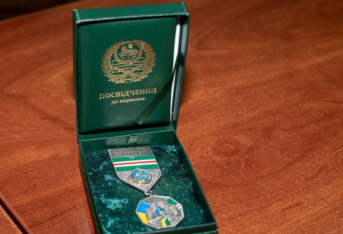 Мер Кам'янського отримав відзнаку від батальйону імені Шейха Мансура - ФОТО
