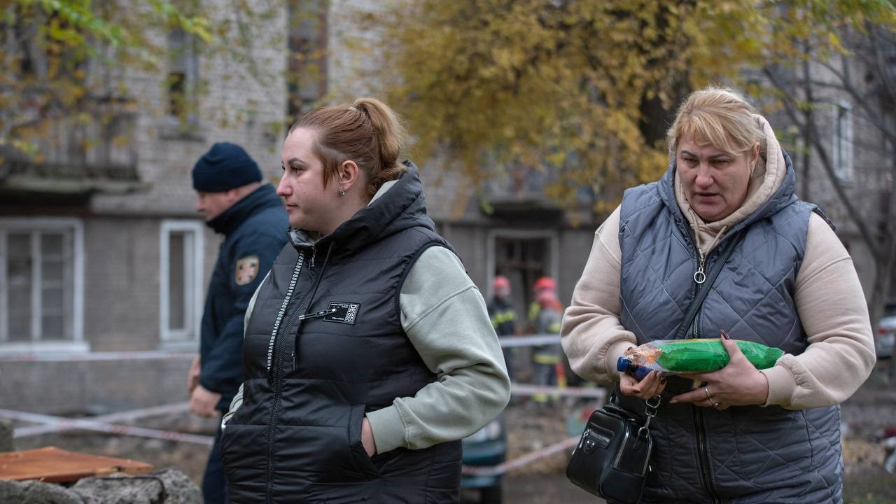 До вечора планується закрити всі пошкоджені ділянки: в Кам'янському ліквідовують наслідки ворожої атаки - ФОТО