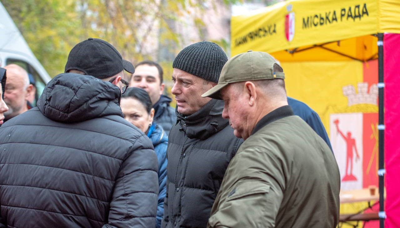 До вечора планується закрити всі пошкоджені ділянки: в Кам'янському ліквідовують наслідки ворожої атаки - ФОТО