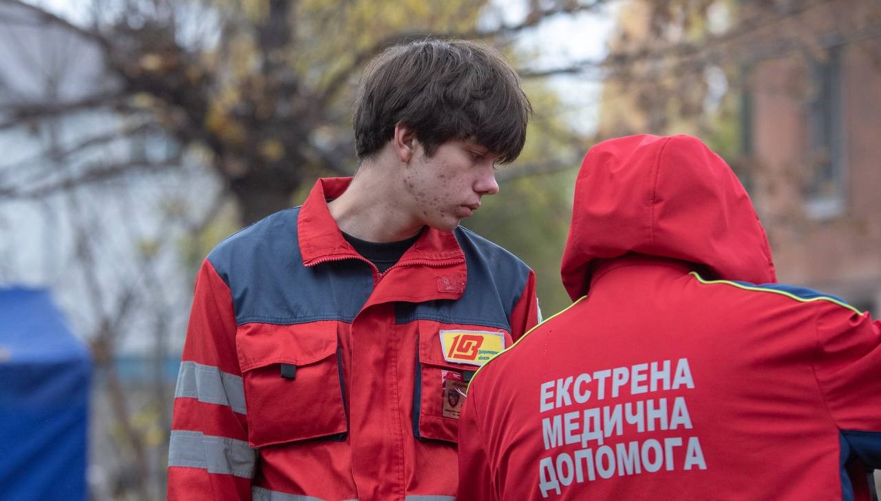 До вечора планується закрити всі пошкоджені ділянки: в Кам'янському ліквідовують наслідки ворожої атаки - ФОТО