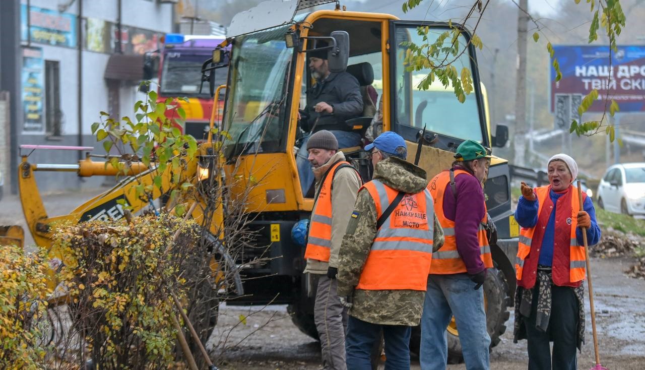 До вечора планується закрити всі пошкоджені ділянки: в Кам'янському ліквідовують наслідки ворожої атаки - ФОТО