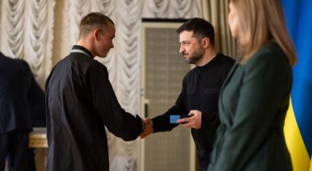 16-річний Артем Малошик з Дніпропетровщини отримав відзнаку Президента України за допомогу у рятуванні людей під час атак ворога