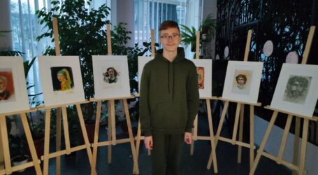 Коли фарби відображають емоції: в бібліотеці Кам’янського відкрилась виставка юного митця з Мирнограда