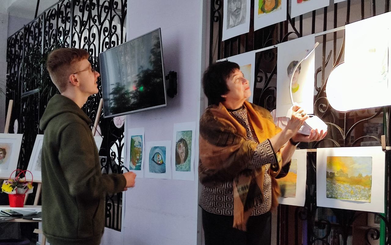 Коли фарби відображають емоції: в бібліотеці Кам'янського відкрилась виставка юного митця з Мирнограда - ФОТО