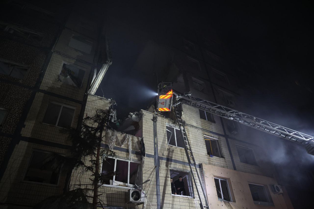 Одна людина загинула, 14 постраждали: ворог знов масовано атакував Дніпропетровщину ракетами та БпЛА - ФОТО