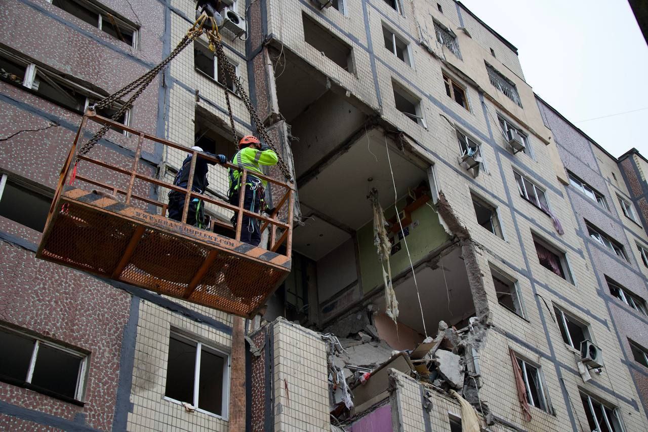 Одна людина загинула, 14 постраждали: ворог знов масовано атакував Дніпропетровщину ракетами та БпЛА - ФОТО