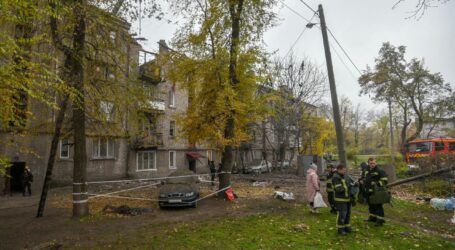 Під завалами потрощеної внаслідок атаки чотириповерхівки в Кам’янському може знаходитись ще одна людина