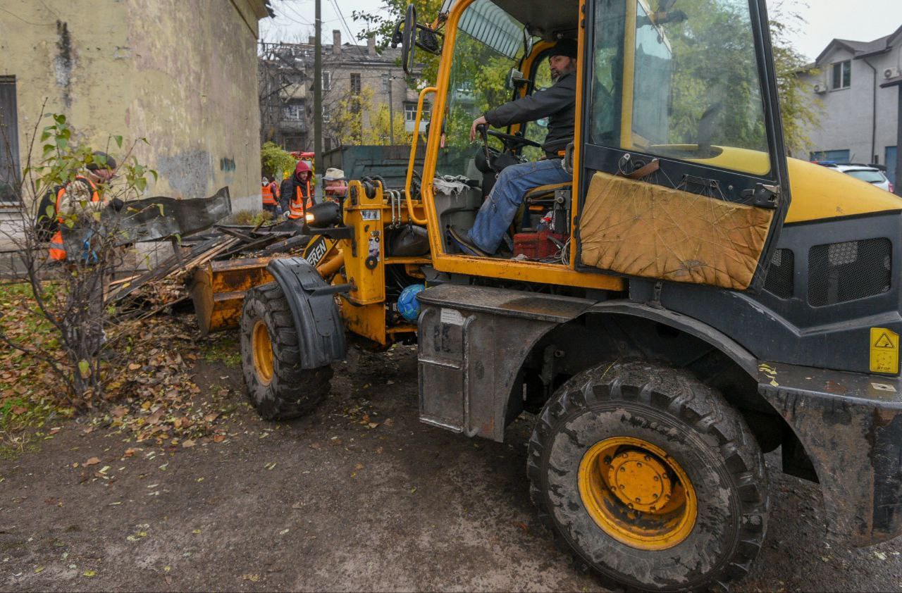 Під завалами потрощеної внаслідок атаки чотириповерхівки в Кам'янському може знаходитись ще одна людина - ФОТО