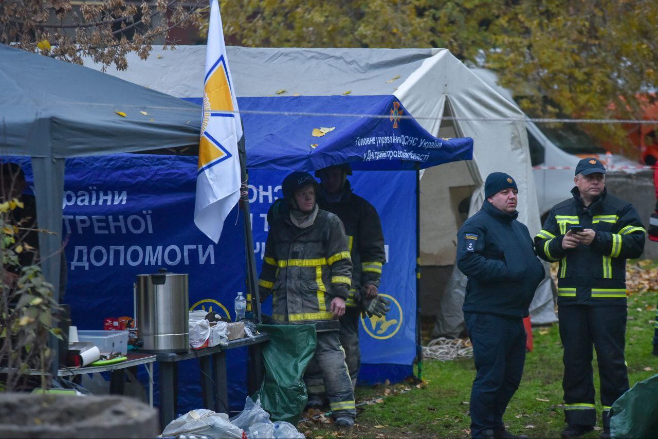 Під завалами потрощеної внаслідок атаки чотириповерхівки в Кам'янському може знаходитись ще одна людина - ФОТО