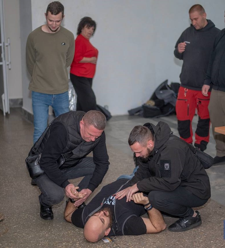 В Кам'янському міжнародні фахівці та воєнні медики навчали городян, як діяти в надзвичайних ситуаціях - ФОТО