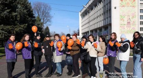 У Кам`янському правоохоронці та громадські активісти провели акцію “16 днів проти насилля”