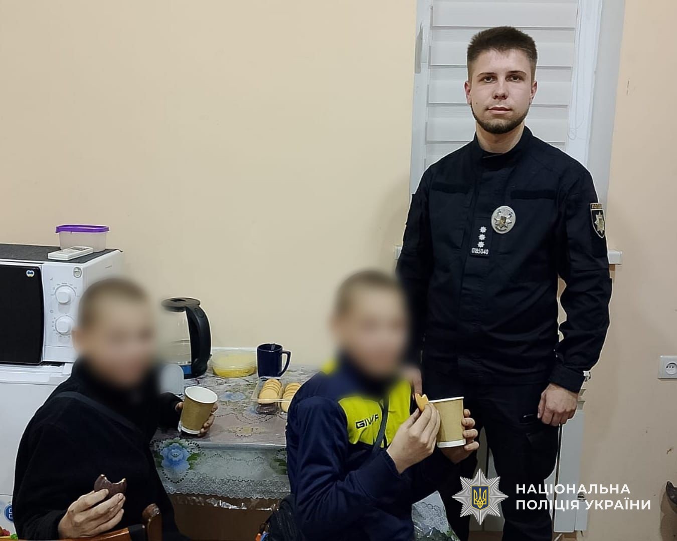 Ночували у підвалах та у колодязі: вівчарка «Жах» допомогла поліційним розшукати зниклих близнюків з Кам’янського - ФОТО