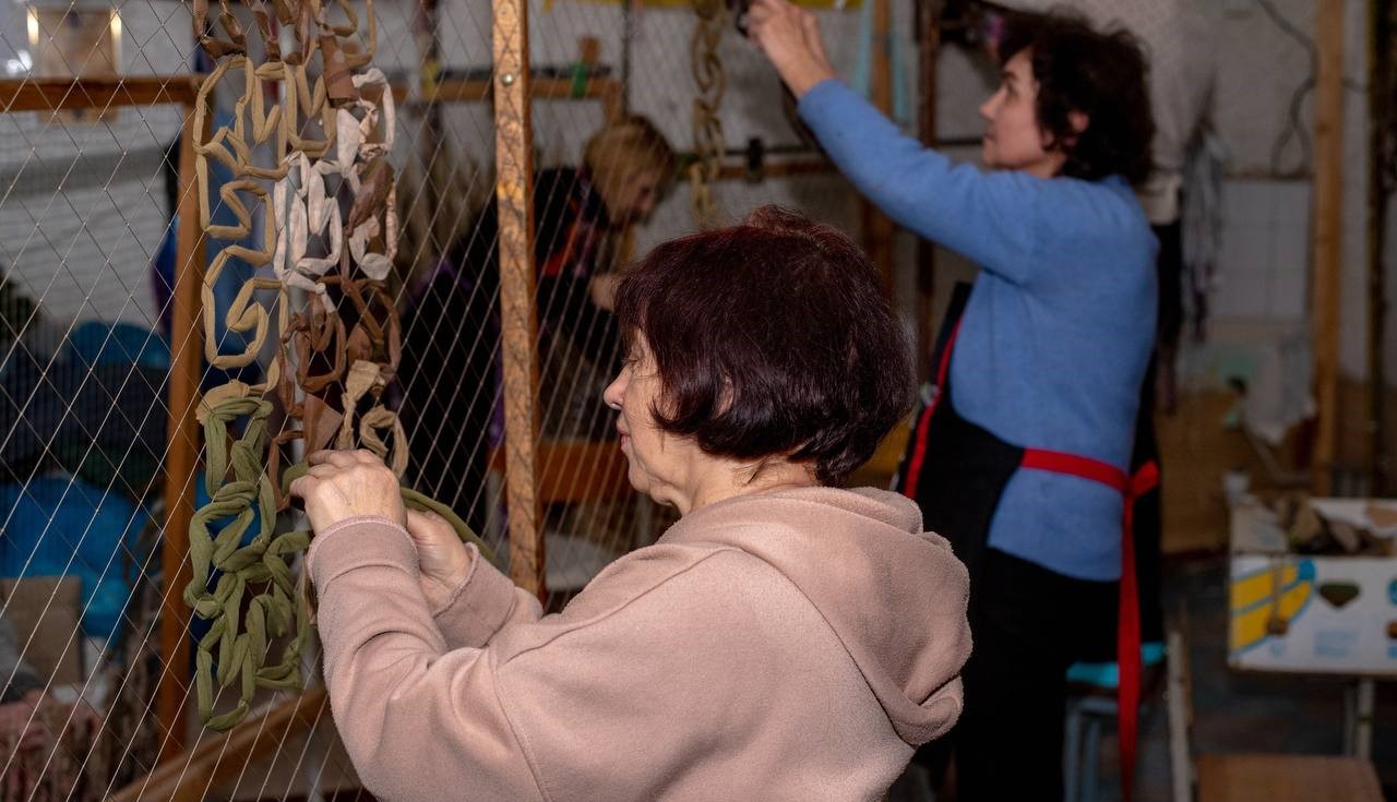 Кожна пара рук – важлива: «Жіноча сотня» запрошує кам'янчан та вимушених переселенців долучатись до благодійної справи - ФОТО