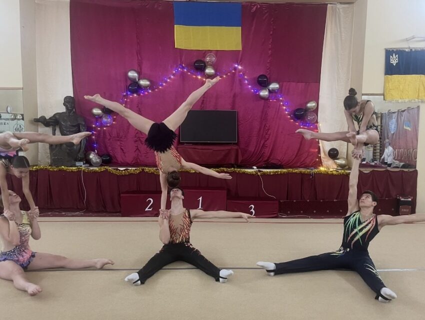Акробати з Кам`янського вибороли нагороди на юніорському чемпіонаті України