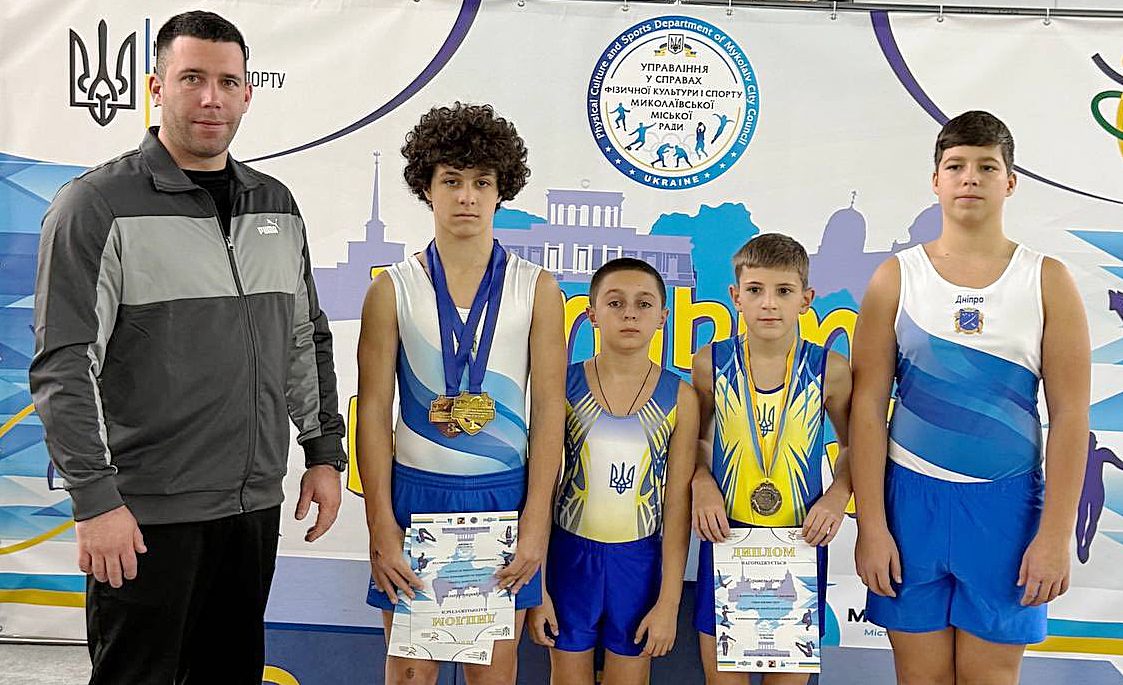 Спортсмени з Кам`янського стали призерами двох національних турнірів зі стрибків на акробатичній доріжці - ФОТО