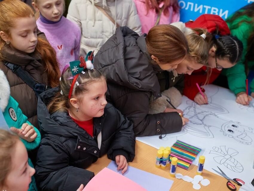 В Кам’янському дітей захисників та вимушених переселенців привітали з прийдешніми новорічними святами