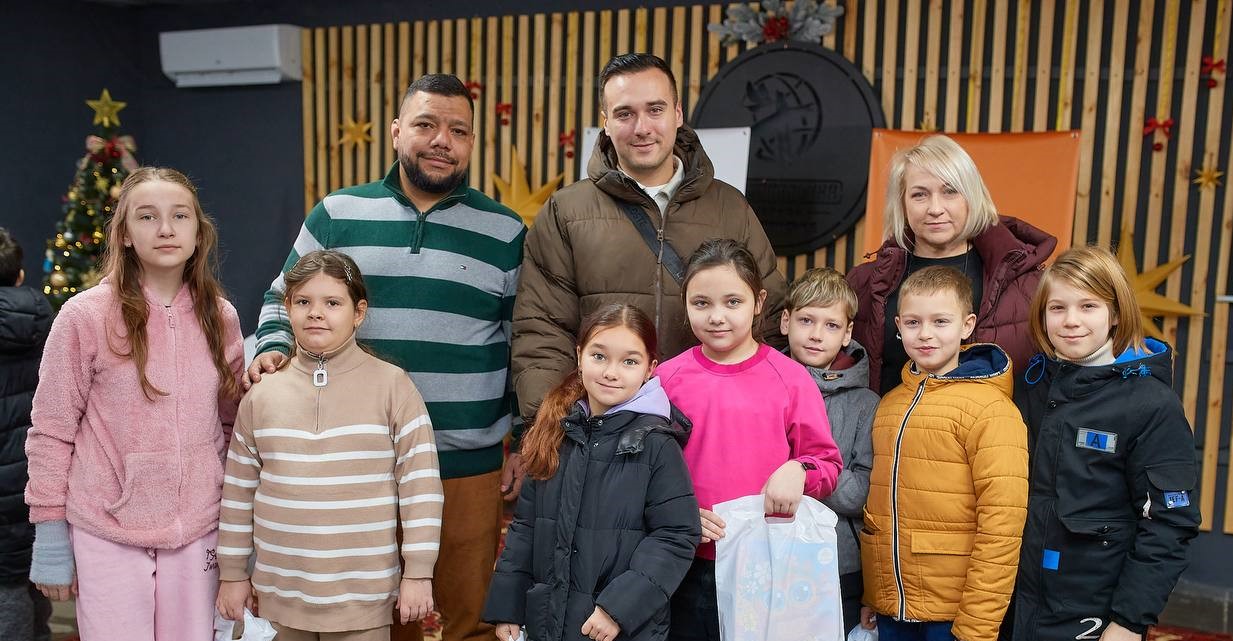 В Кам'янському дітей захисників та вимушених переселенців привітали з прийдешніми новорічними святами - ФОТО