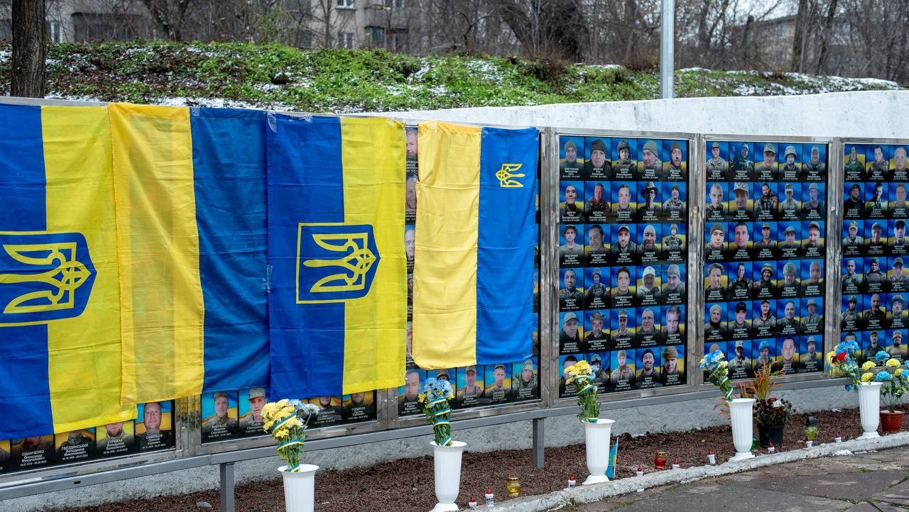 Дошка пам’яті в Кам'янському поповнилася іменами загиблих Героїв - ФОТО
