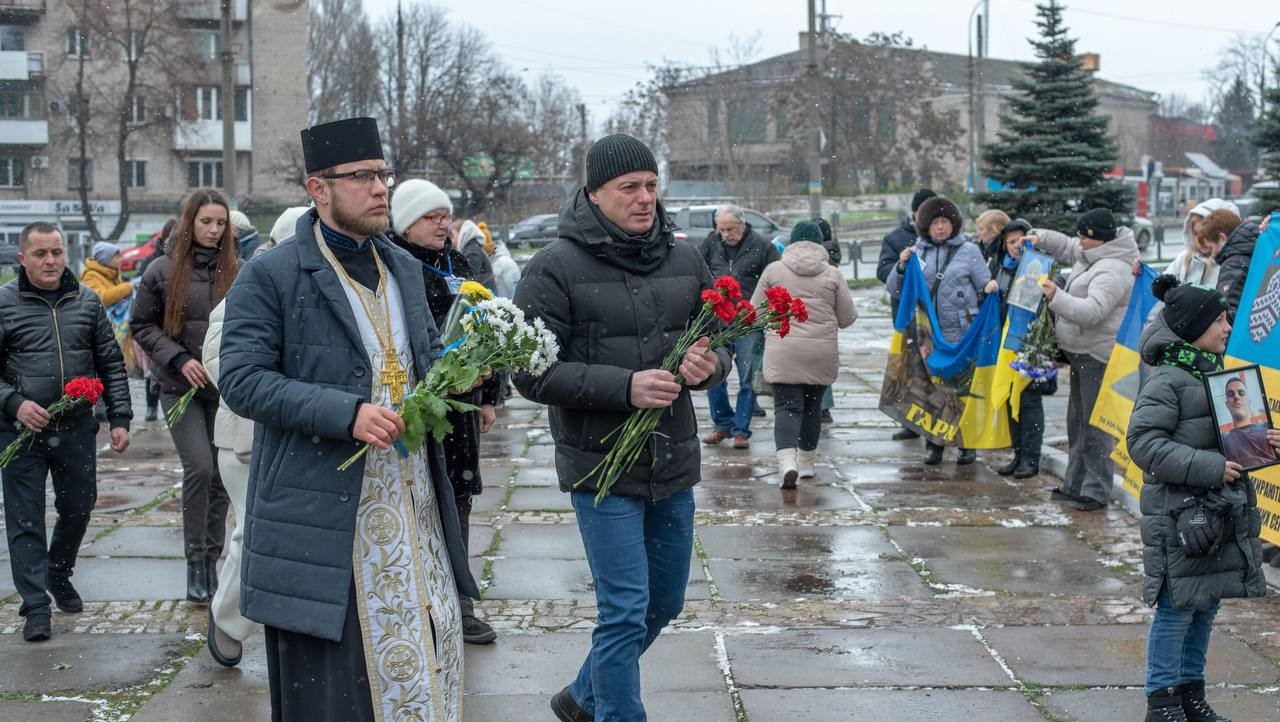 Дошка пам’яті в Кам'янському поповнилася іменами загиблих Героїв - ФОТО