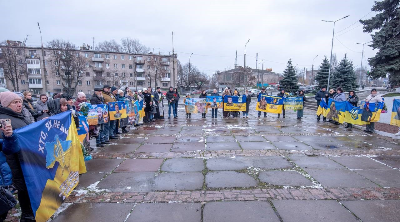 Дошка пам’яті в Кам'янському поповнилася іменами загиблих Героїв - ФОТО
