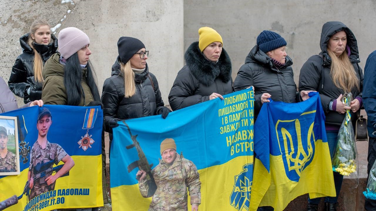 Дошка пам’яті в Кам'янському поповнилася іменами загиблих Героїв - ФОТО