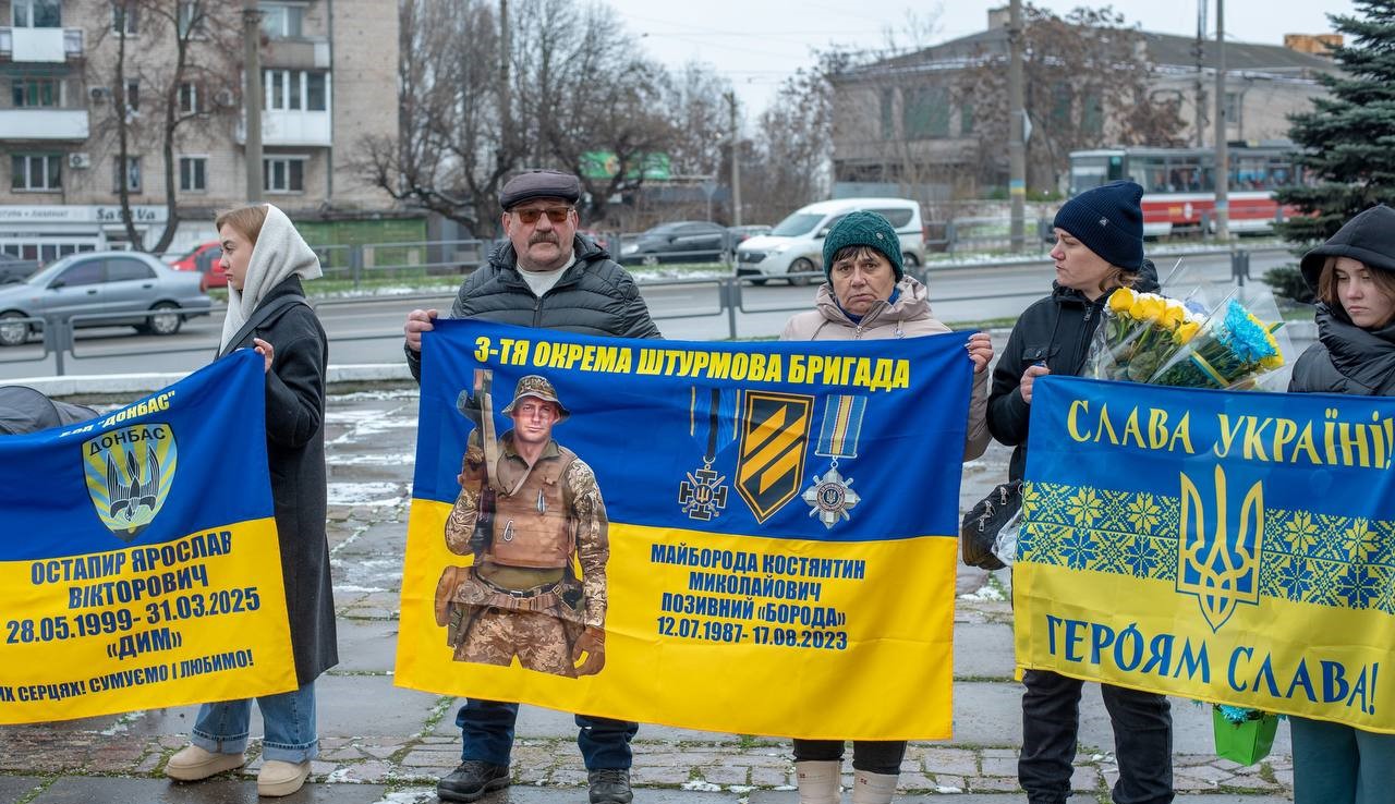 Дошка пам’яті в Кам'янському поповнилася іменами загиблих Героїв - ФОТО