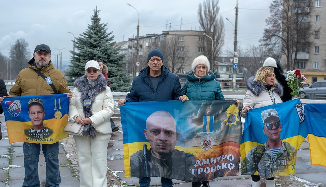 Дошка пам’яті в Кам'янському поповнилася іменами загиблих Героїв - ФОТО