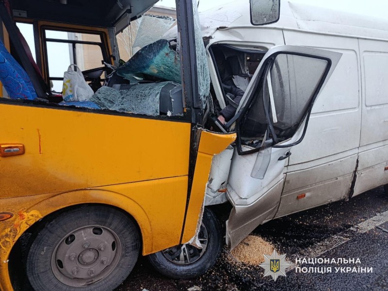 В Кам’янському районі авто в’їхало у шкільний автобус: є загиблі та постраждалі