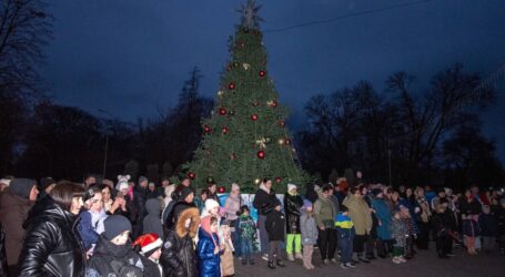 В Кам’янському відкрили новорічну ялинку
