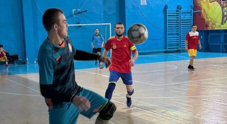 У чемпіонаті Кам`янського з футзалу лідери утримують свої позиції