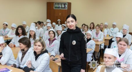 В Кам`янському поліційні обговорювали зі студентами тему протидії насильству