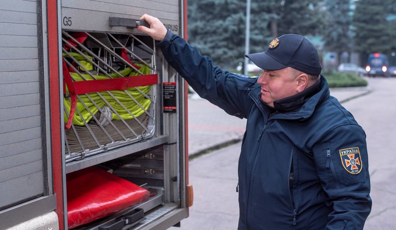 Німецькі партнери привезли та передали Кам'янському пожежний автомобіль - ФОТО