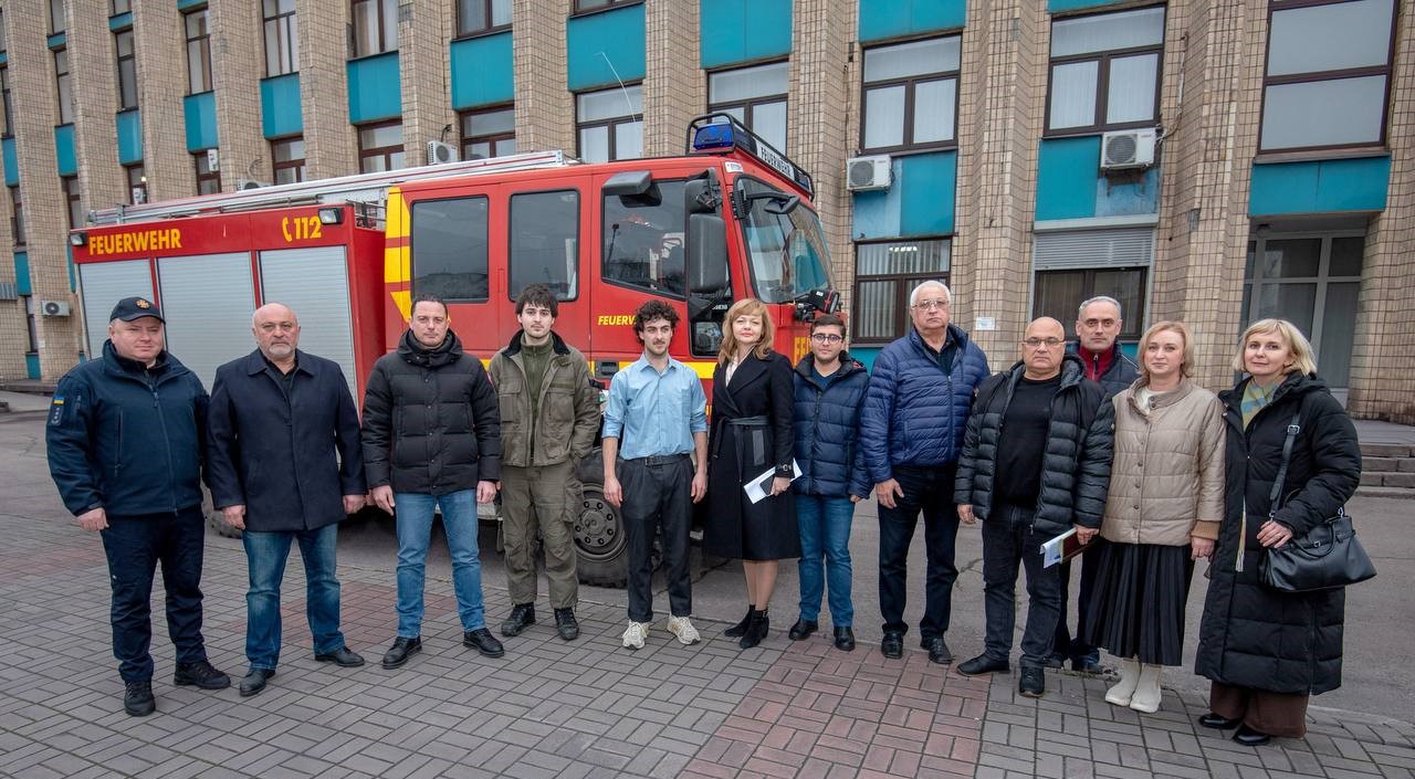 Німецькі партнери привезли та передали Кам'янському пожежний автомобіль - ФОТО