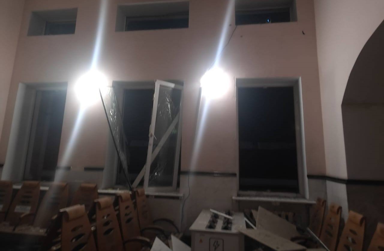 Затримка потягів: росіяни значно пошкодили залізничний вокзал у П'ятихатках Кам'янського району - ФОТО