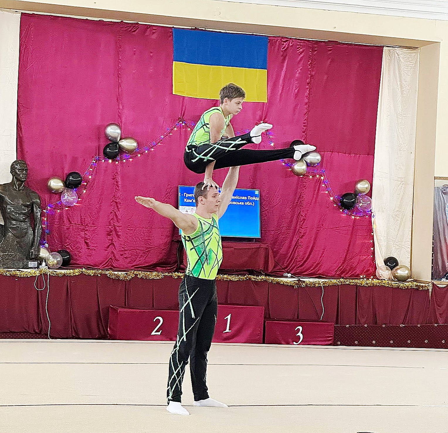 Акробати з Кам`янського вибороли нагороди на юніорському чемпіонаті України - ФОТО