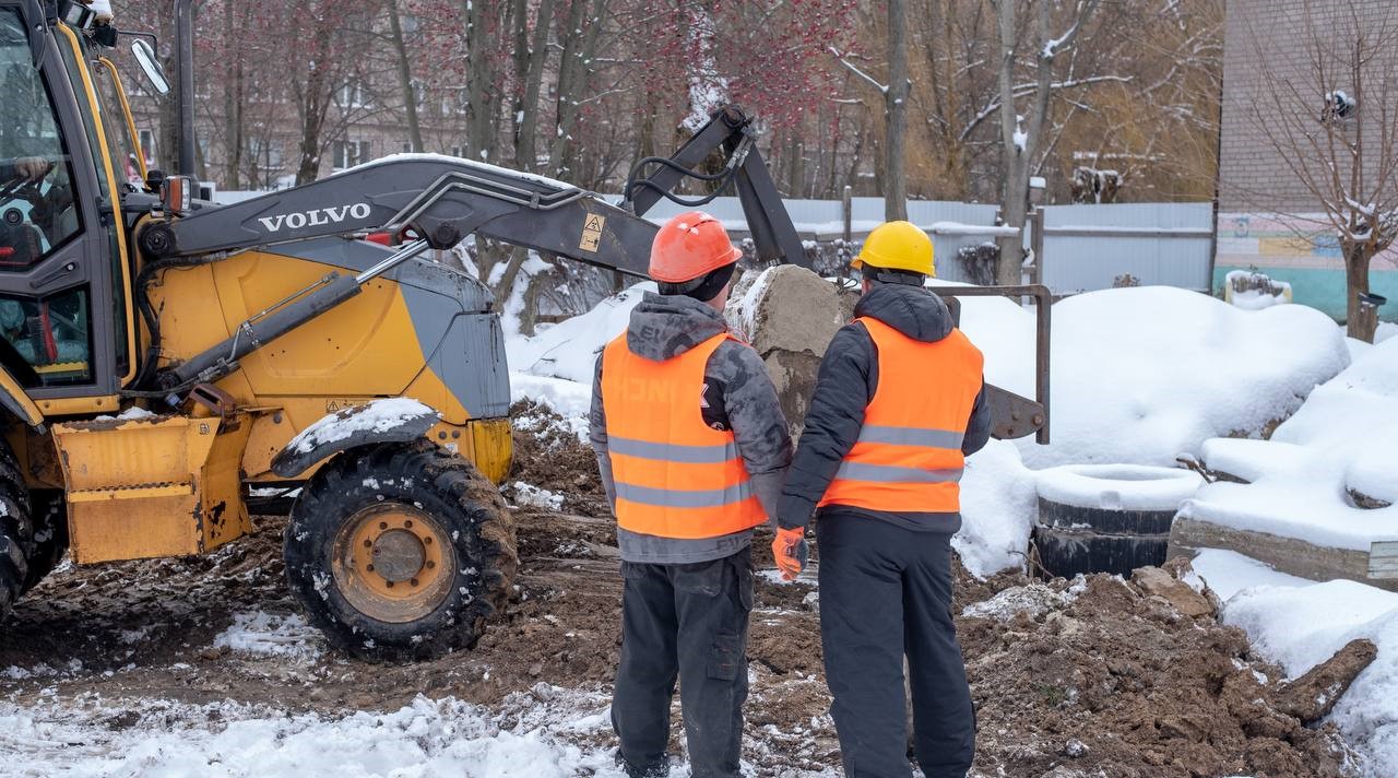 В Кам'янському до кінця весняних канікул планують завершити будівництво укриття в ліцеї №22 - ФОТО