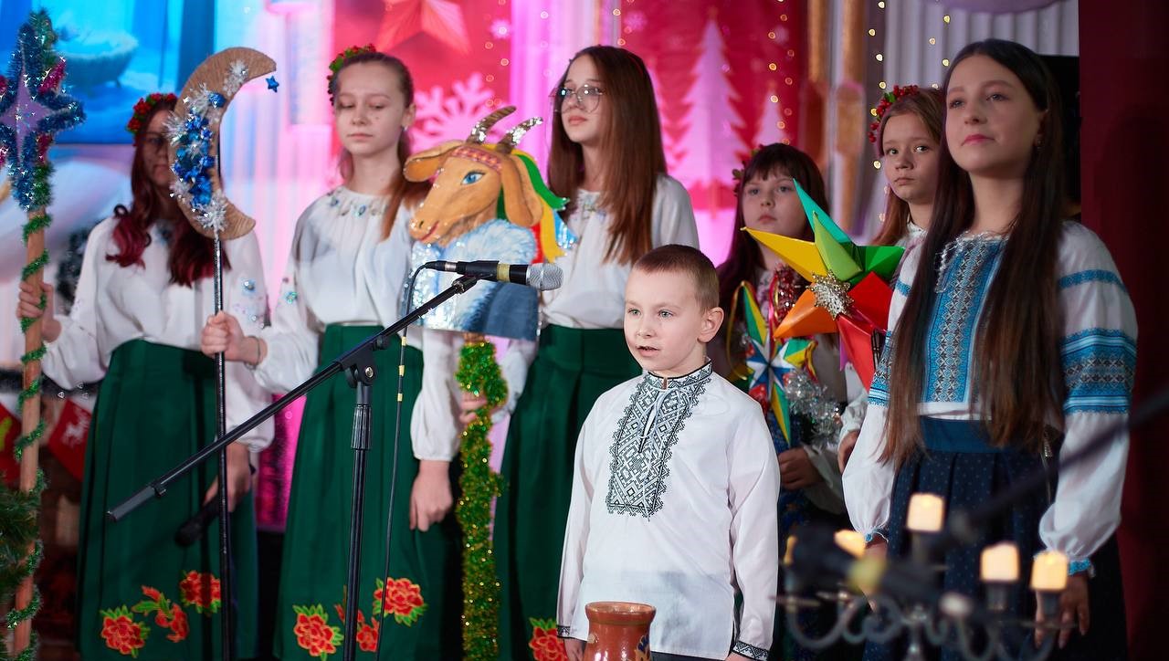 Різдвяний вертеп, колядки та щедрівки: у Кам’янському відбувся VII міський фестиваль «Різдвяна зірка» - ФОТО