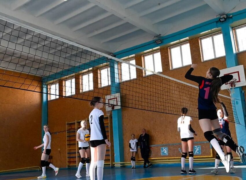 В Кам’янському нагородили фіналістів міського турніру з волейболу