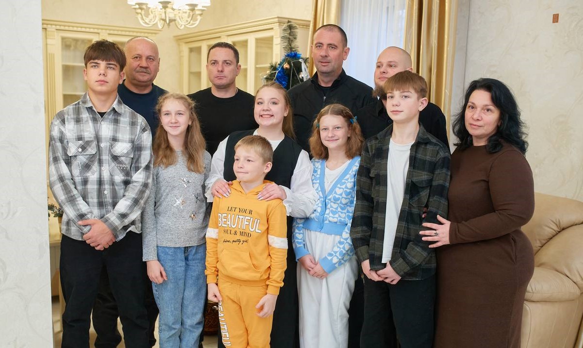 В Кам'янському молоде подружжя стало батьками вихователями для п'яти дітей - ФОТО