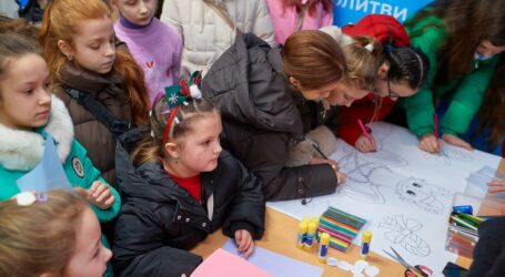 В Кам’янському дітей захисників та вимушених переселенців привітали з прийдешніми новорічними святами