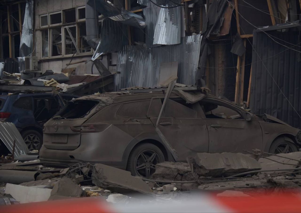 Внаслідок атаки по Дніпру є загиблі та постраждалі - ФОТО