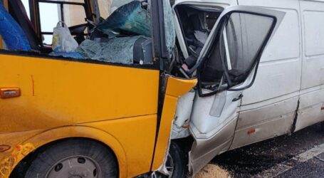 В Кам’янському районі авто в’їхало у шкільний автобус: є загиблі та постраждалі